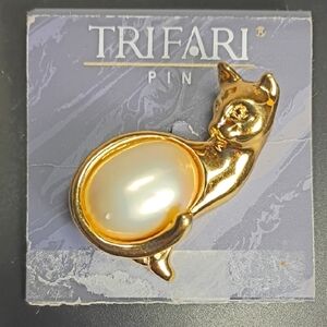 Trifari Gold Cat Brooch with Pearl Center